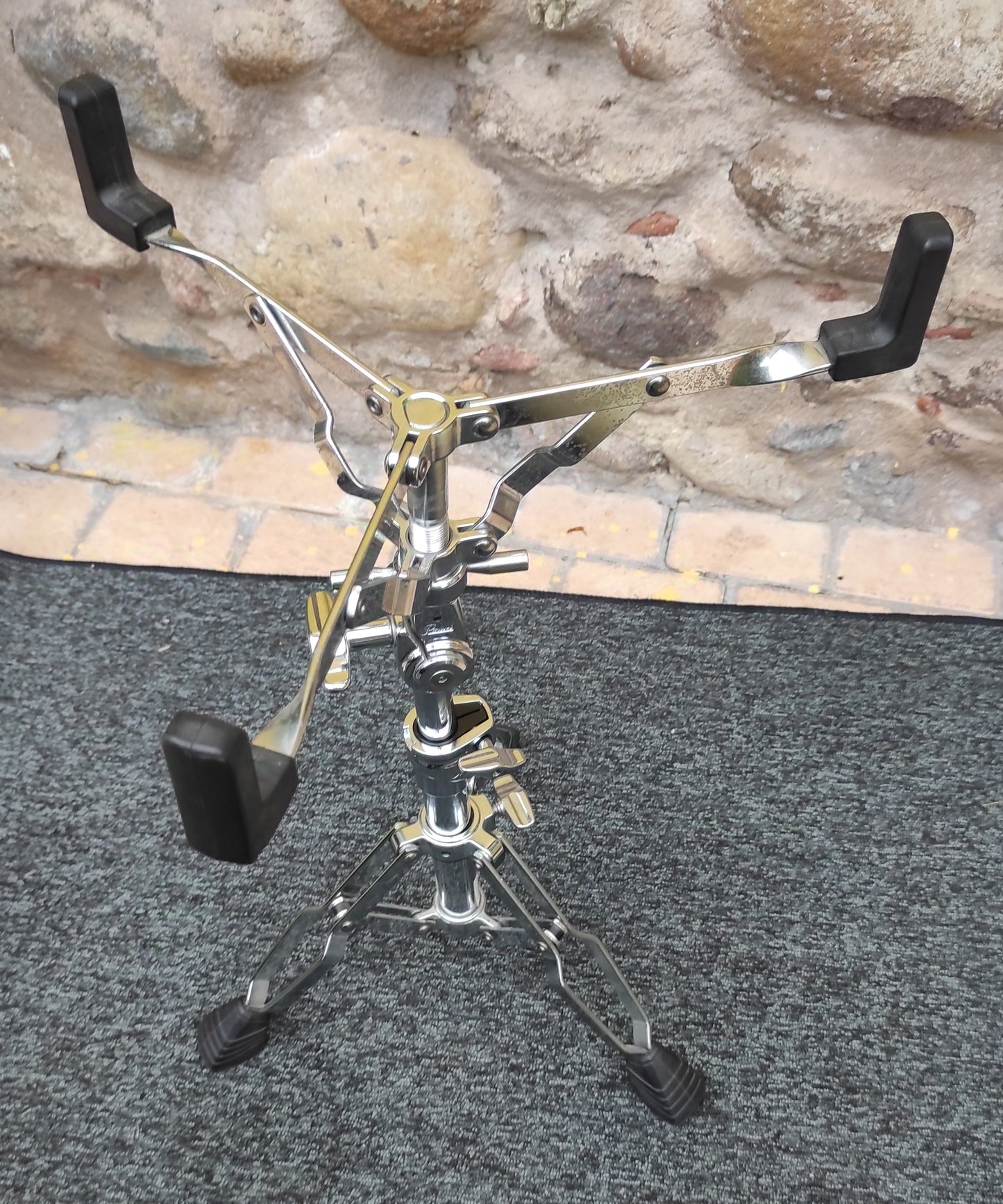 Dixon snare holder